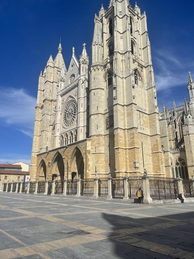 Hostal Julio Cesar La Virgen del Camino Kültér fotó
