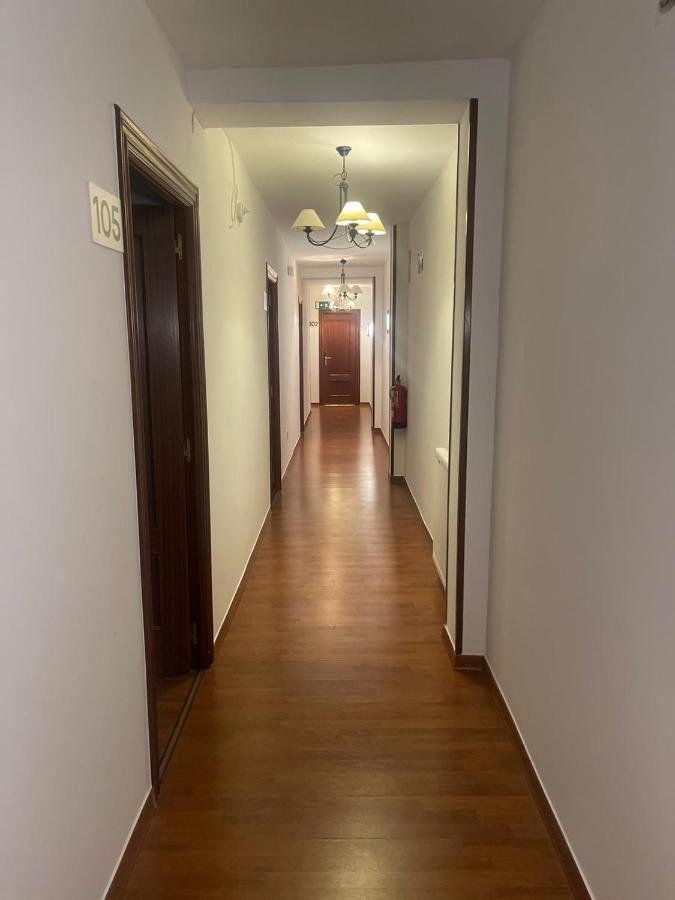 Hostal Julio Cesar La Virgen del Camino Kültér fotó