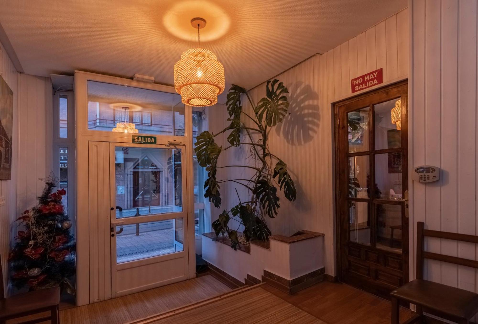 Hostal Julio Cesar La Virgen del Camino Kültér fotó