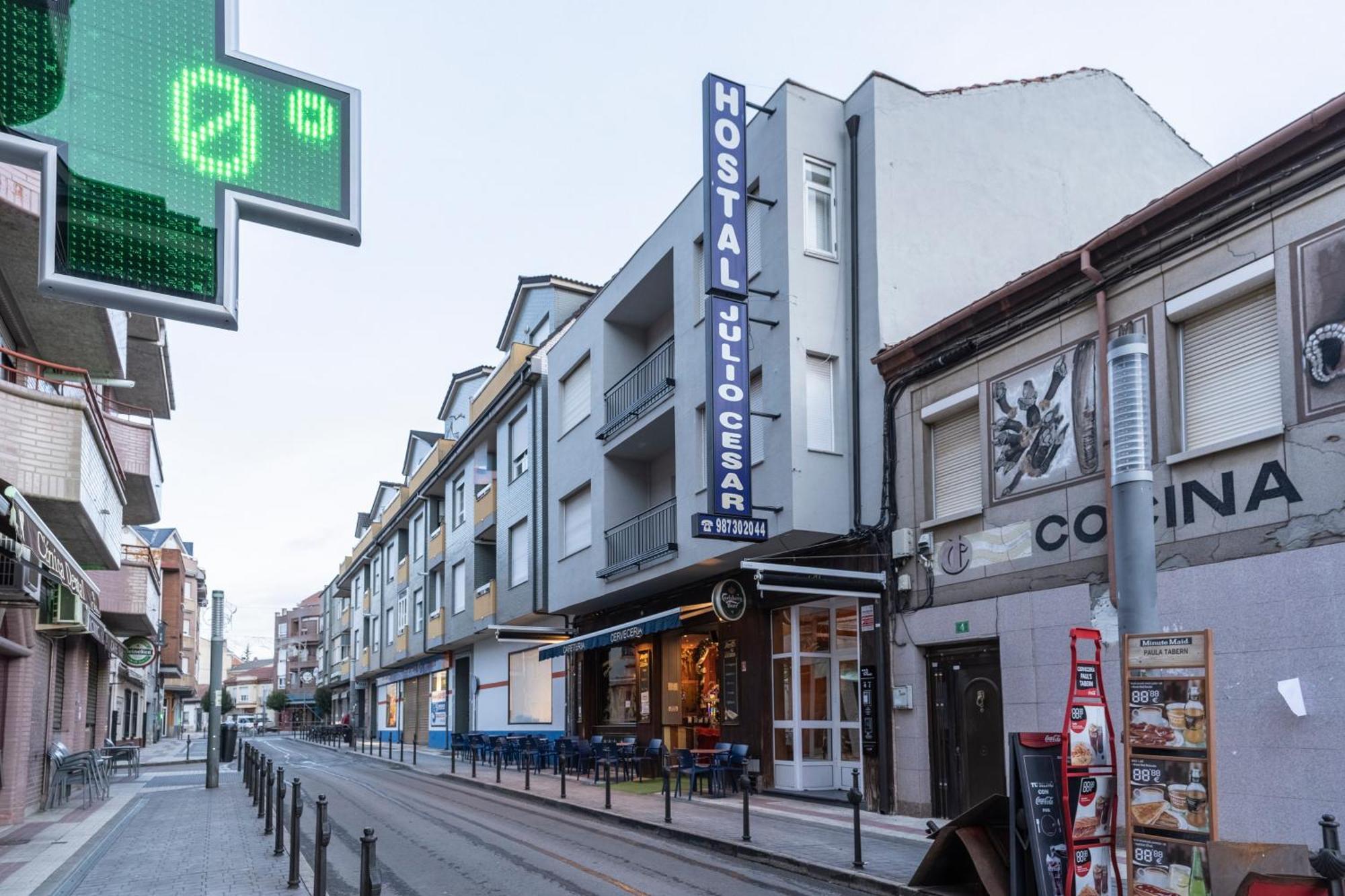 Hostal Julio Cesar La Virgen del Camino Kültér fotó