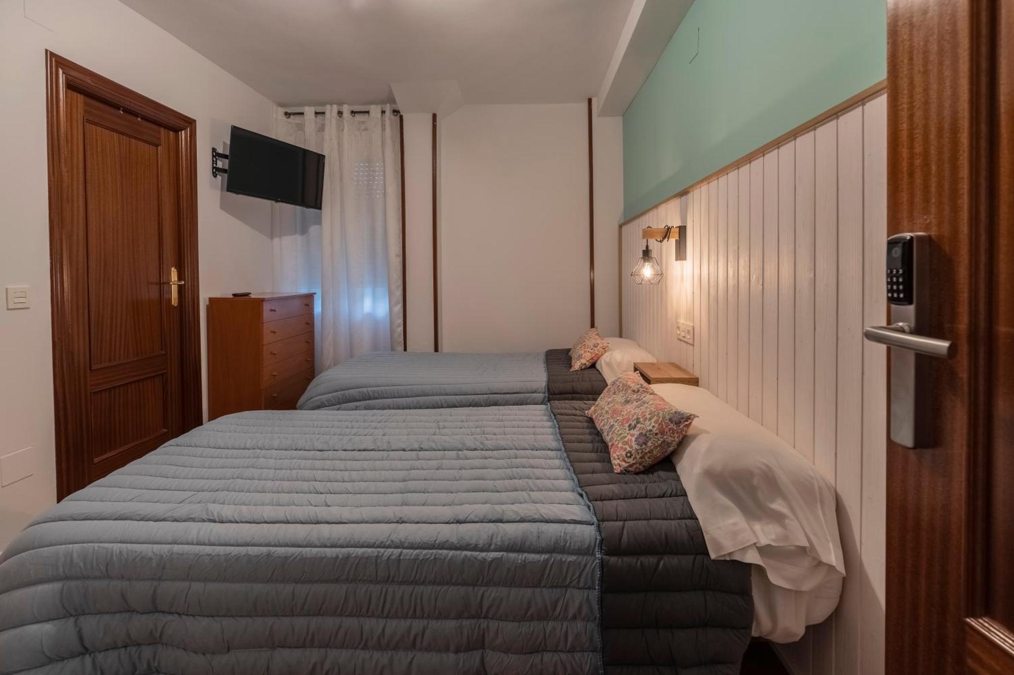 Hostal Julio Cesar La Virgen del Camino Kültér fotó